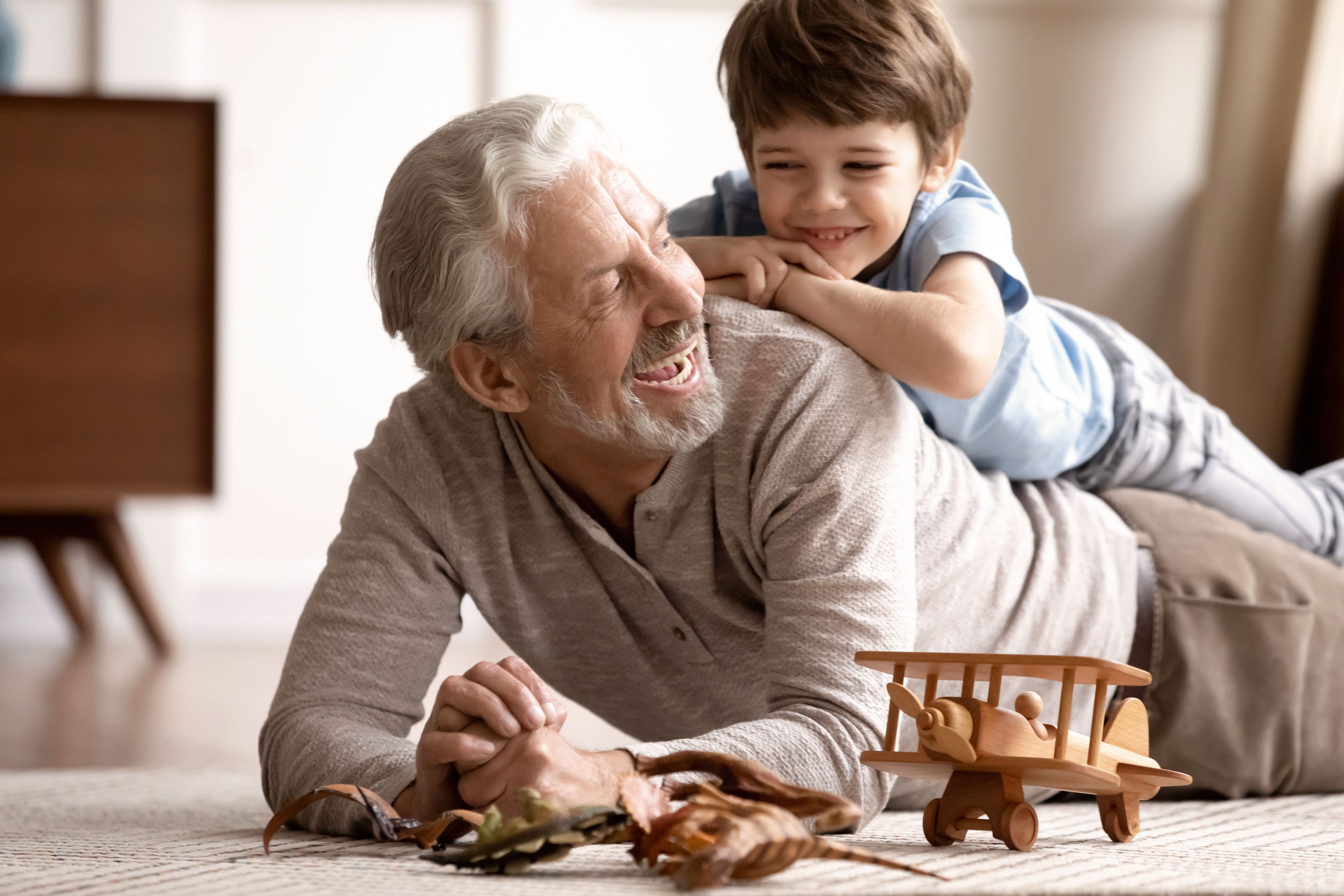 Moment de complicité entre un grand-père et son petit fils